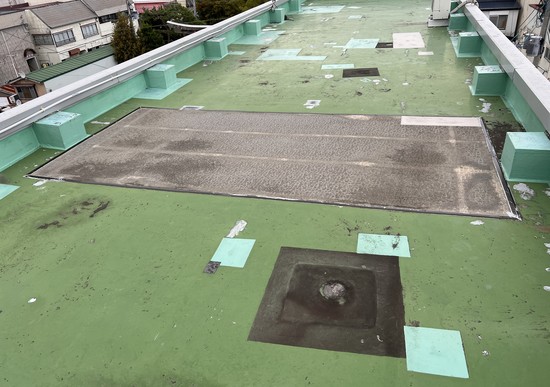 会社社屋屋上防水改修工事前
